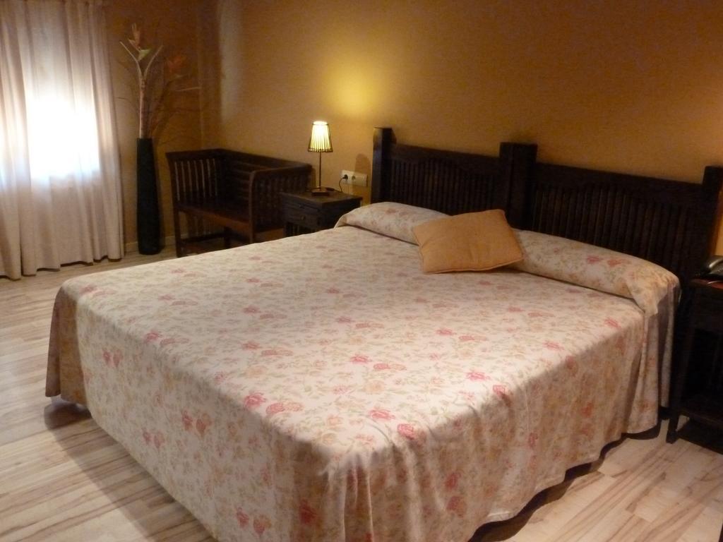 Hotel H Con Encanto Binéfar Room photo