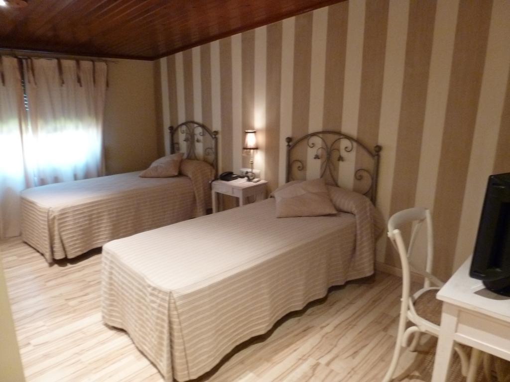 Hotel H Con Encanto Binéfar Room photo